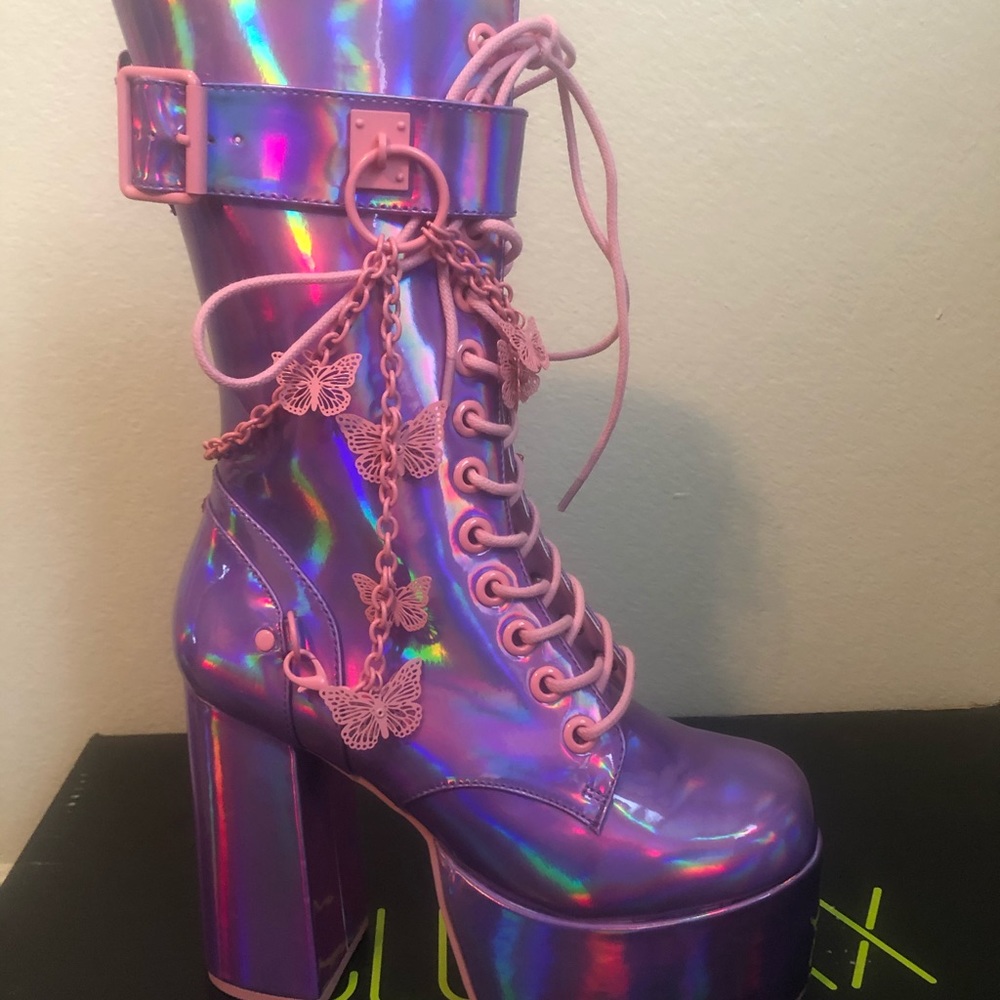 Butterfly platform boots